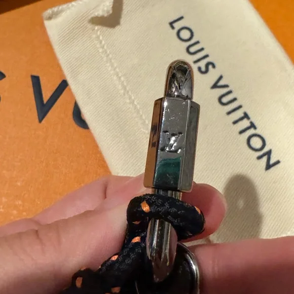 Louis Vuitton LV Shape Rope Bag Charm & Key Holder Metal - Picture 6 of 10